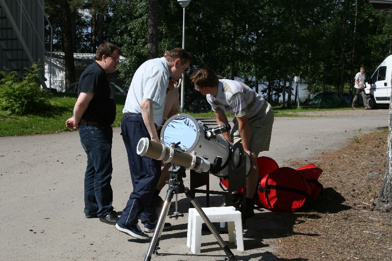 Kaukoputkia Varkauden Cygnuksella vuonna 2008. Kuva: Riitta Vähävihu.